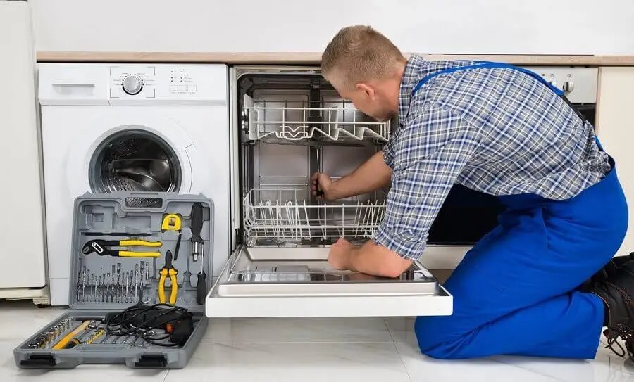 Gümüşova Philips servisi teknisyen ekibi beyaz eşya tamiri yaparken